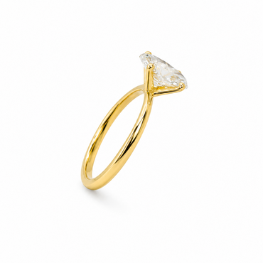 Oval Cut Solitaire Engagement Ring in 18K Gold, Lab-Grown Diamond